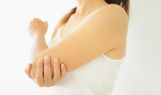 Woman with tennis elbow pain
